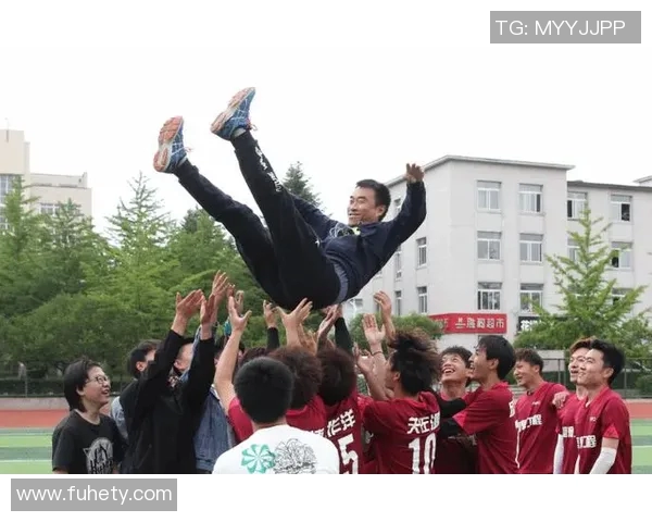 足球明星赛场激情舞动瞬间展现运动与艺术的完美结合