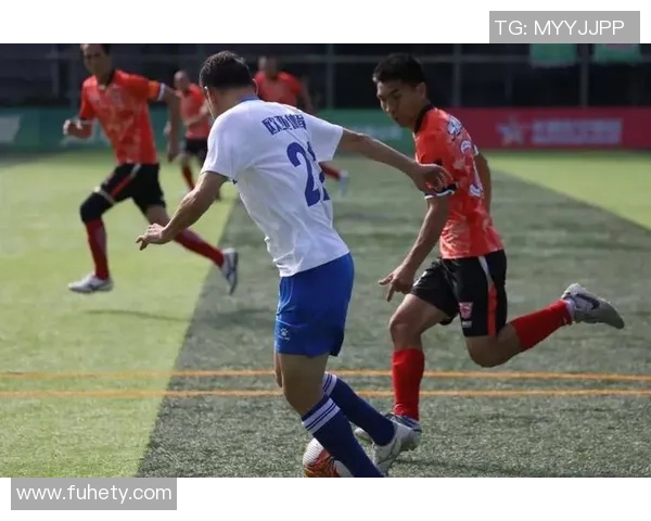 足球明星闪耀登场激情四溢球场瞬间引爆全场观众热情