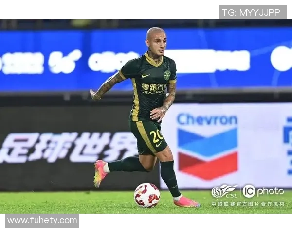 足球明星如何用霸气动作征服赛场展现个人魅力与团队精神